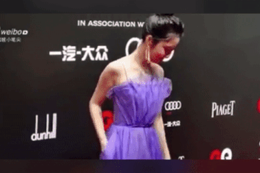 Đàm Tùng Vận gây khó hiểu khi thò tay tìm túi váy trên thảm đỏ