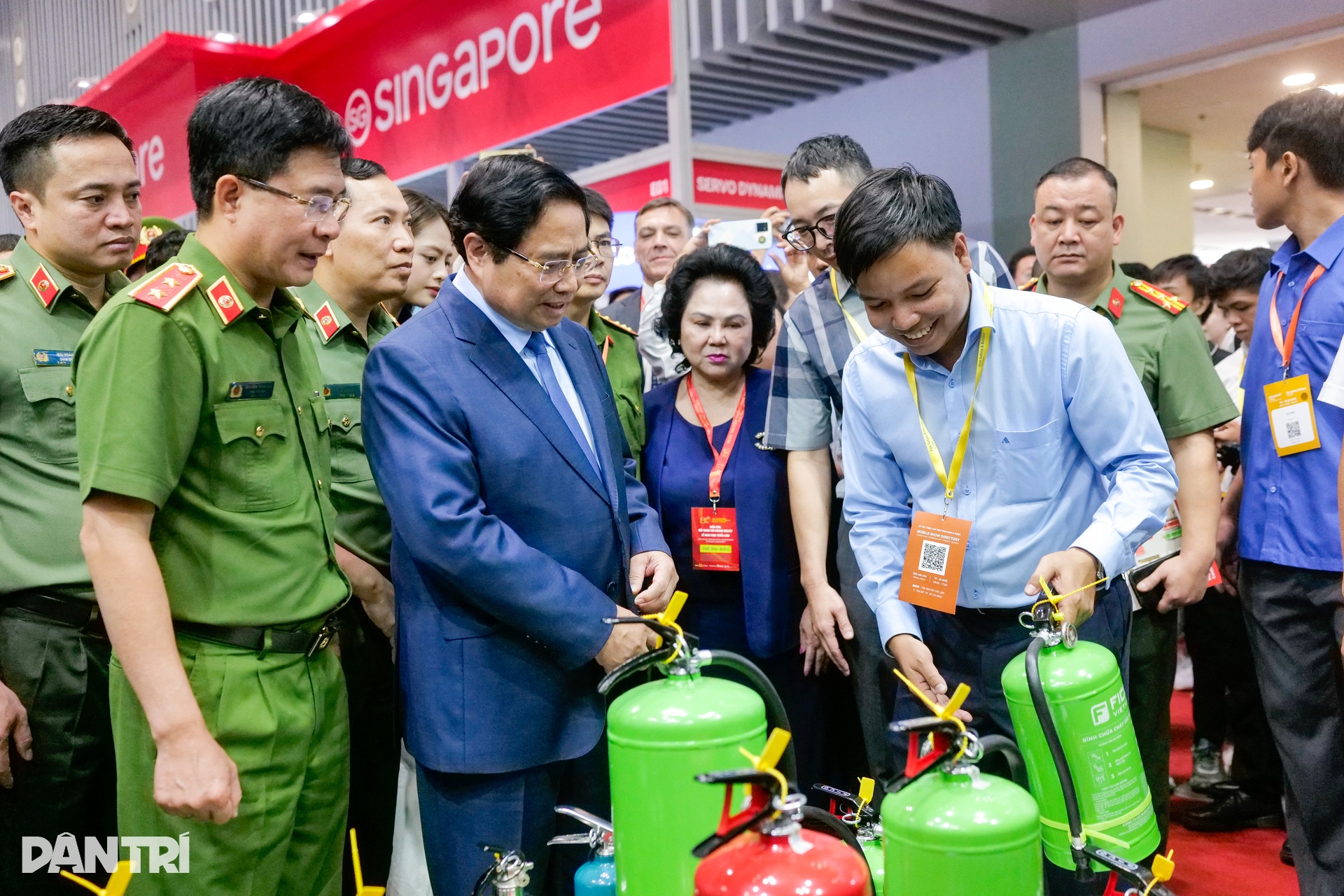 Thủ tướng tham quan triển lãm quốc tế về kỹ thuật và phương tiện PCCC, CNCH - 3 Thủ tướng tham quan triển lãm quốc tế về kỹ thuật và phương tiện PCCC, CNCH - 3