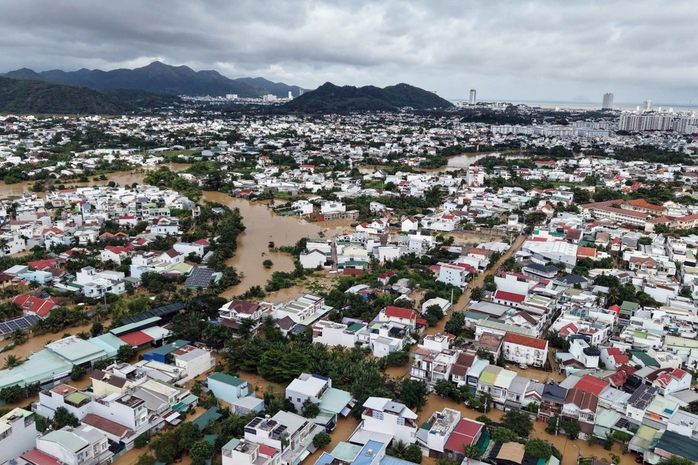 Vụ đá đè xe khách chở 32 người: Miễn viện phí cho người bị thương - 1 Vụ đá đè xe khách chở 32 người: Miễn viện phí cho người bị thương - 1