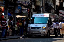 Bí thư Thăng chỉ đạo dựng biển cấm, xe khách vẫn vô tư dừng đỗ