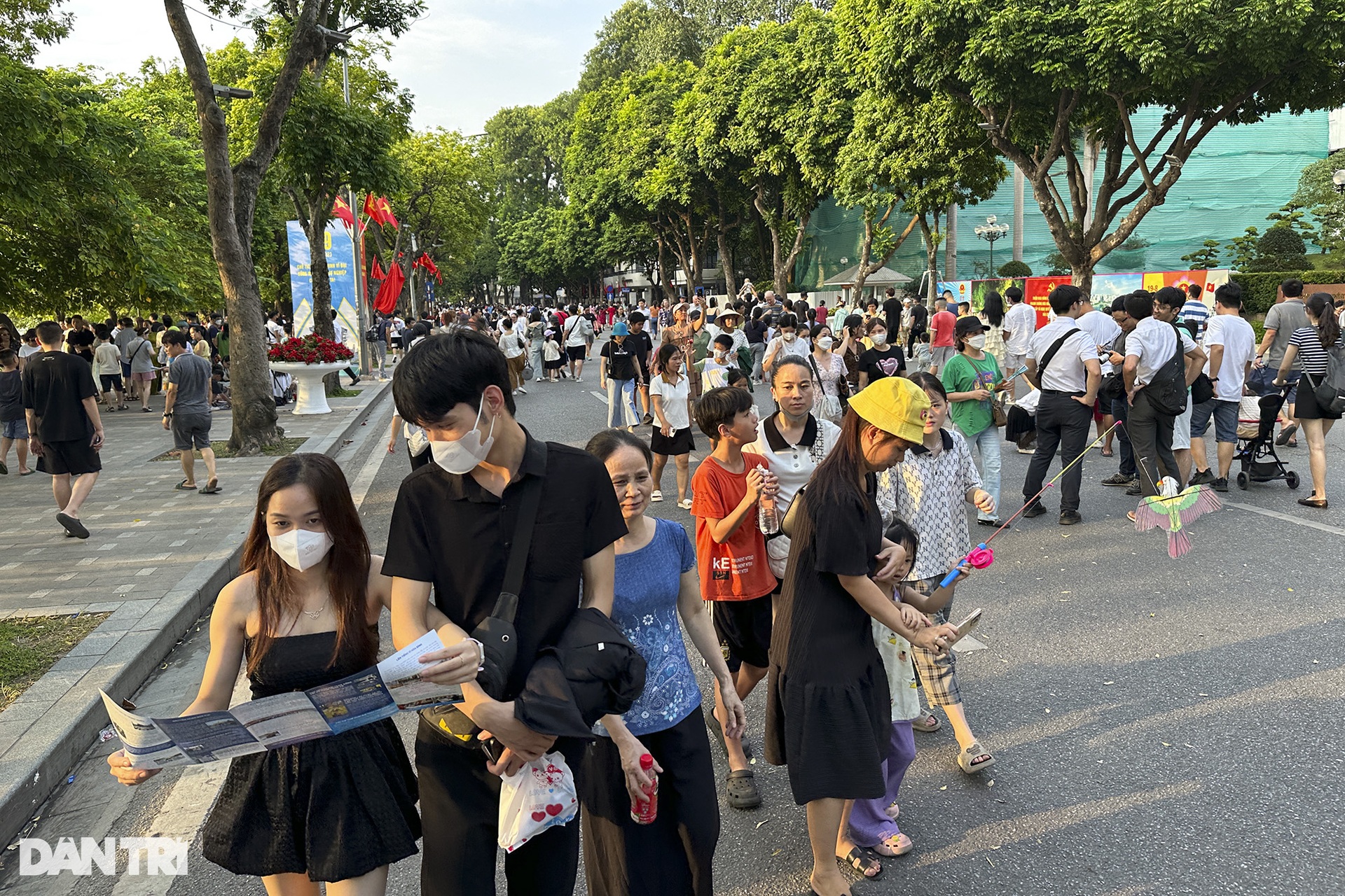 Phố buôn bán vắng vẻ, điểm vui chơi ở Hà Nội đông nghịt dịp nghỉ lễ 2/9 - 8 Phố buôn bán vắng vẻ, điểm vui chơi ở Hà Nội đông nghịt dịp nghỉ lễ 2/9 - 8