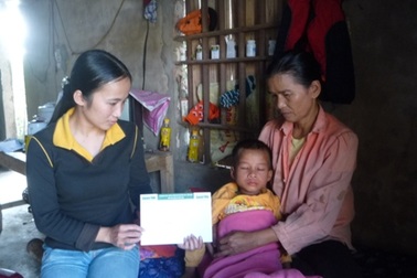 Cháu bé mồ côi nhiễm H nhận quà bạn đọc