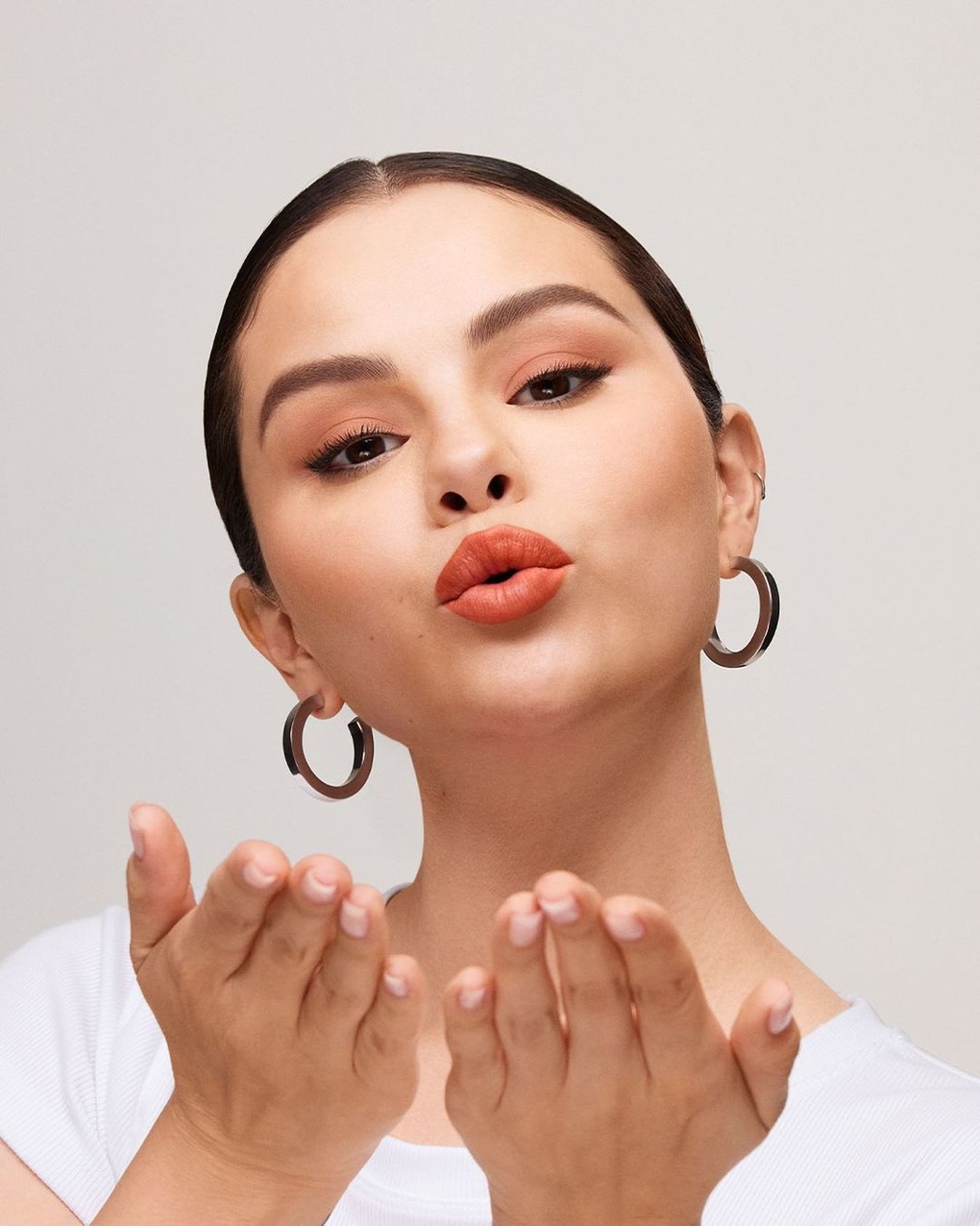 Selena Gomez gây tranh cãi vì đặt tên quả thận mới theo một diễn viên hài - 5 Selena Gomez gây tranh cãi vì đặt tên quả thận mới theo một diễn viên hài - 5