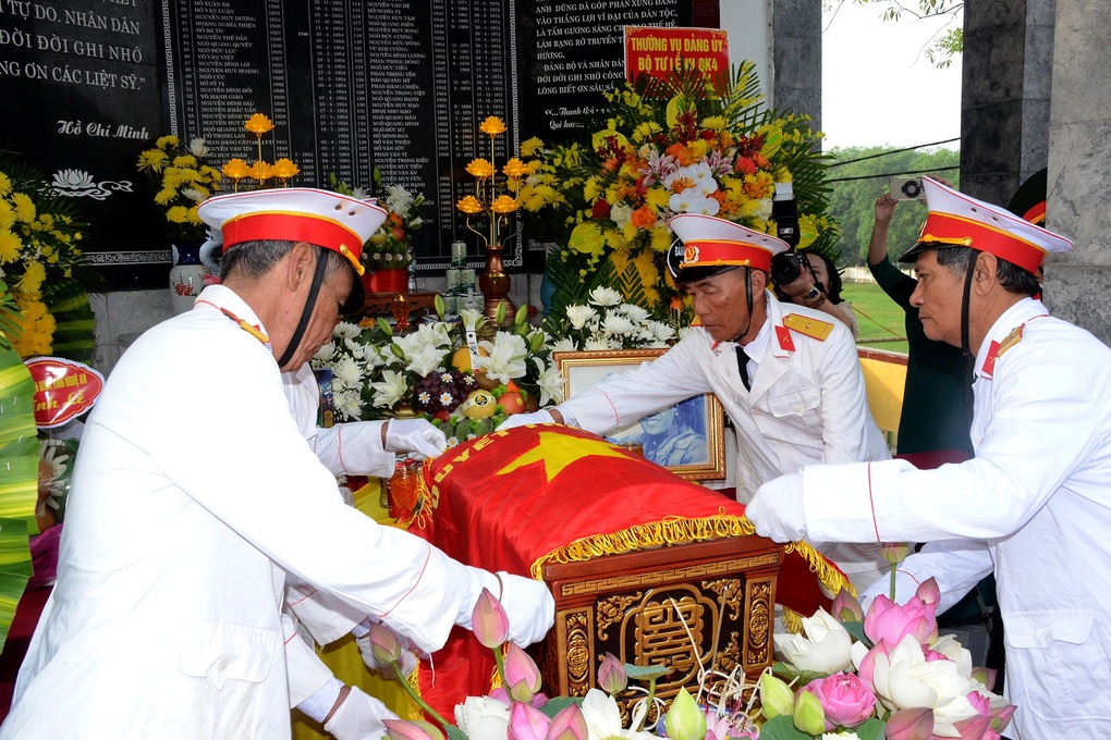 An táng hài cốt phi công anh hùng Ngô Đức Mai - 2 An táng hài cốt phi công anh hùng Ngô Đức Mai - 2