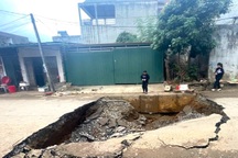 Hố "tử thần" giữa đường ở Hòa Bình được lấp đầy đất đá