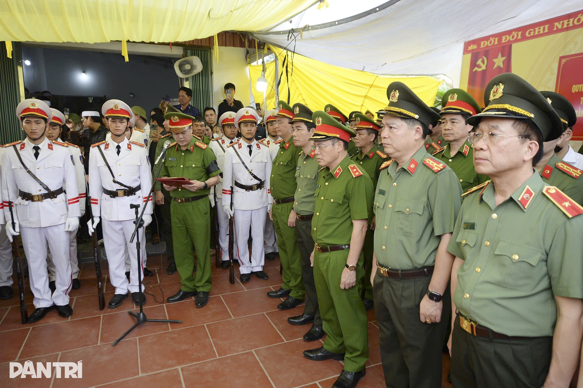 Thiếu tá công an hy sinh: Tấm bằng thạc sĩ dang dở và lễ cưới chưa tổ chức - 2 Thiếu tá công an hy sinh: Tấm bằng thạc sĩ dang dở và lễ cưới chưa tổ chức - 2