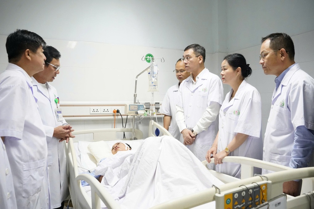 Lãnh đạo Bộ Y tế thăm, tặng quà 8 nhân viên y tế Bệnh viện Sản Nhi Nghệ An - 1 Lãnh đạo Bộ Y tế thăm, tặng quà 8 nhân viên y tế Bệnh viện Sản Nhi Nghệ An - 1