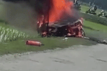 Ô tô con vừa mua lại, bốc cháy khi đang chạy trên đường