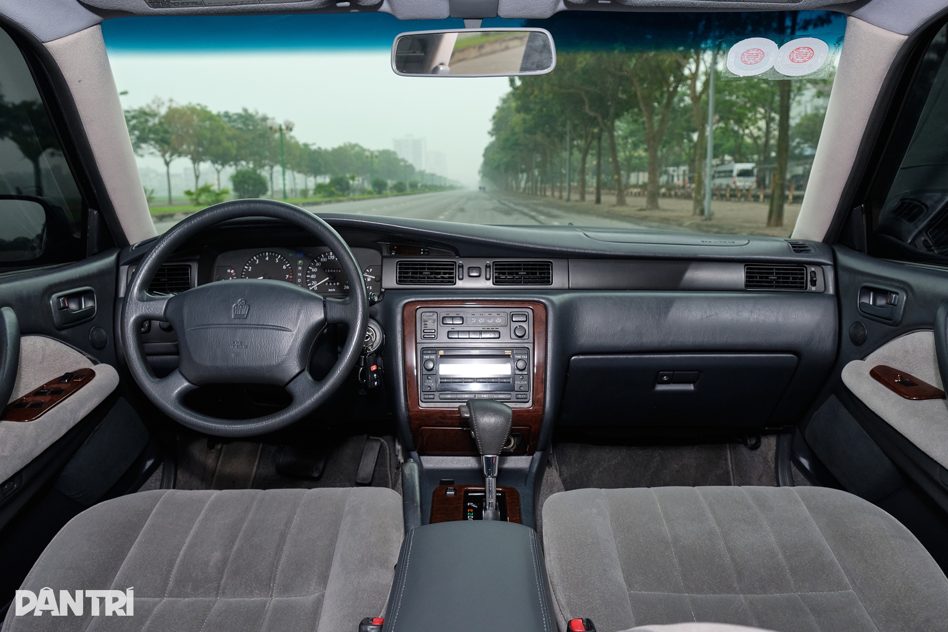 Cận cảnh Toyota Crown 1998: Được trả giá 1,6 tỷ đồng nhưng chủ xe chưa bán - 12 Cận cảnh Toyota Crown 1998: Được trả giá 1,6 tỷ đồng nhưng chủ xe chưa bán - 12