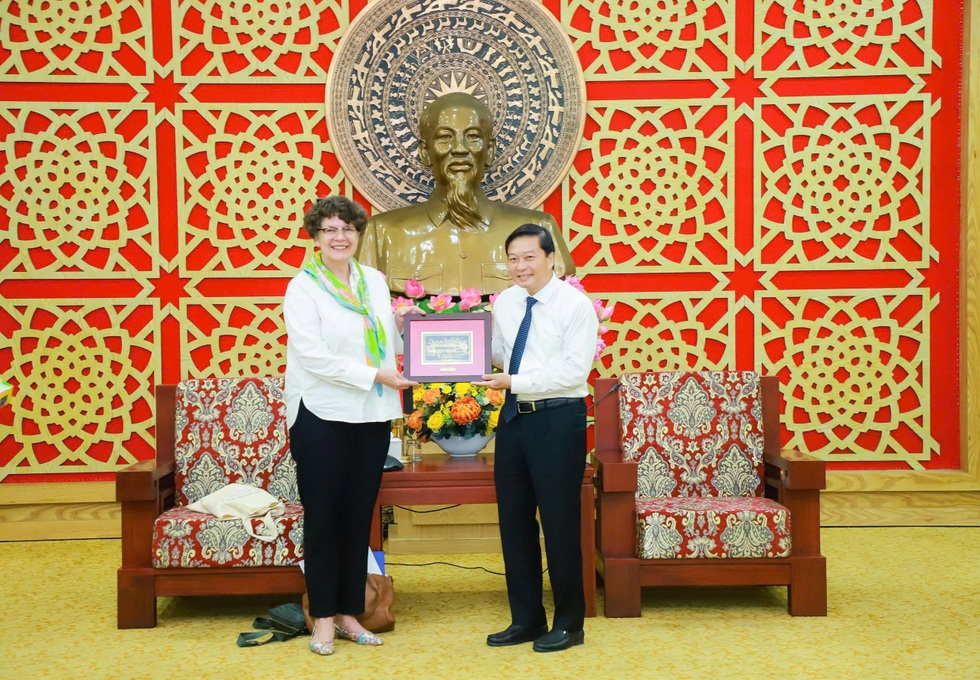 Chủ tịch tỉnh Nghệ An: Dân trí là biểu tượng cho định hướng làm báo vì cộng đồng - 1 Chủ tịch tỉnh Nghệ An: Dân trí là biểu tượng cho định hướng làm báo vì cộng đồng - 1