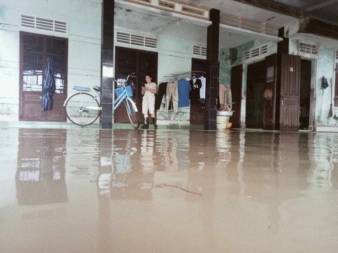 Không chỉ tại thị trấn Phú Lộc mà nhiều hộ dân thuộc xã Lộc Trì (huyện Phú Lộc) cũng bị nước lũ từ phía thượng nguồn Bạch Mã gây ngập lụt. Trong ảnh, nhà người dân thôn Hoà Mậu (xã Lộc Trì) bị nước lũ gây ngập úng trong sáng 17/10