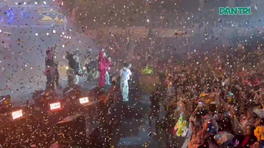 Tiết mục "Chiếc khăn piêu" tại đêm nhạc gây quỹ ủng hộ người dân vùng lũ