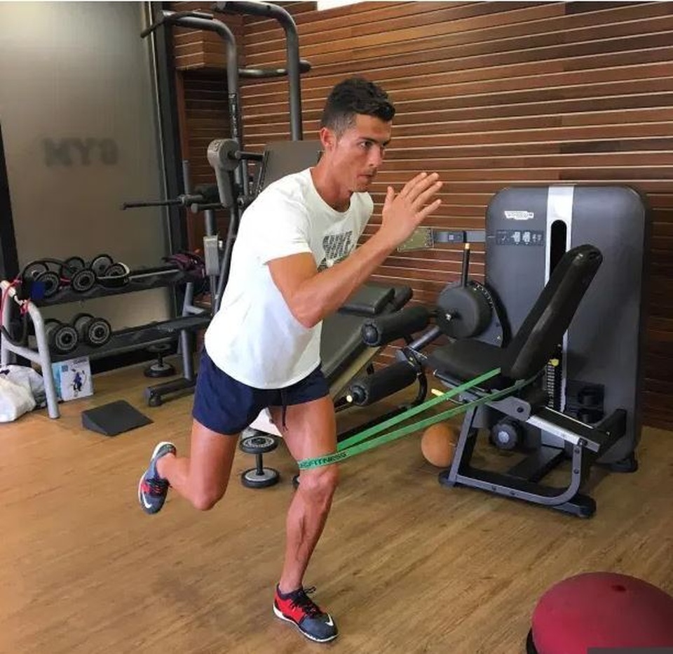 C.Ronaldo cạch mặt rượu chè ngay trên bàn tiệc Giáng sinh - 1 C.Ronaldo cạch mặt rượu chè ngay trên bàn tiệc Giáng sinh - 1