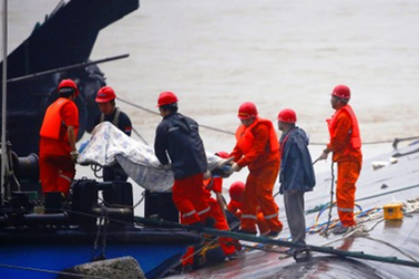 Tàu Trung Quốc gặp lốc xoáy, đột ngột chuyển hướng 108 độ trước khi chìm 