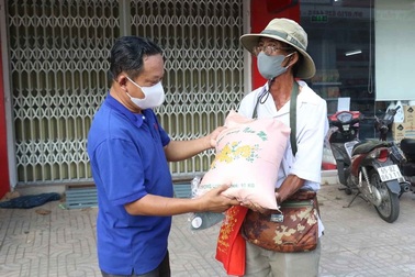 Hỗ trợ người bán vé số dạo trong những ngày tạm ngưng phát hành vé số