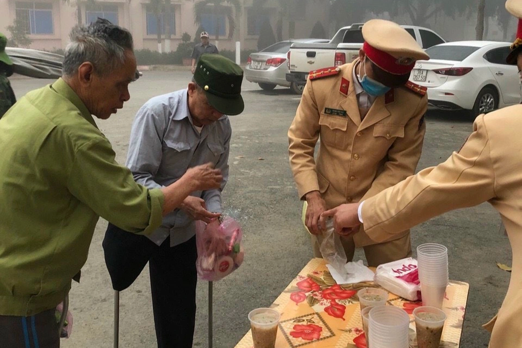 Cảnh sát giao thông nấu cháo tặng bệnh nhân nghèo - 2 Cảnh sát giao thông nấu cháo tặng bệnh nhân nghèo - 2