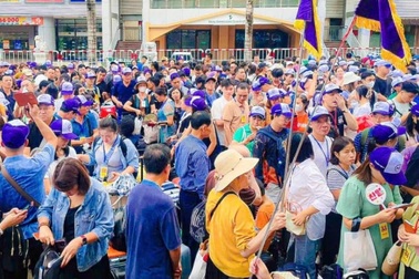 Khách Việt đông kỷ lục: 3.000 người đổ về cửa khẩu sang Trung Quốc du lịch