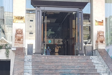 Cách ly 2 du khách ở khoang thương gia cùng với ca nhiễm Covid thứ 17