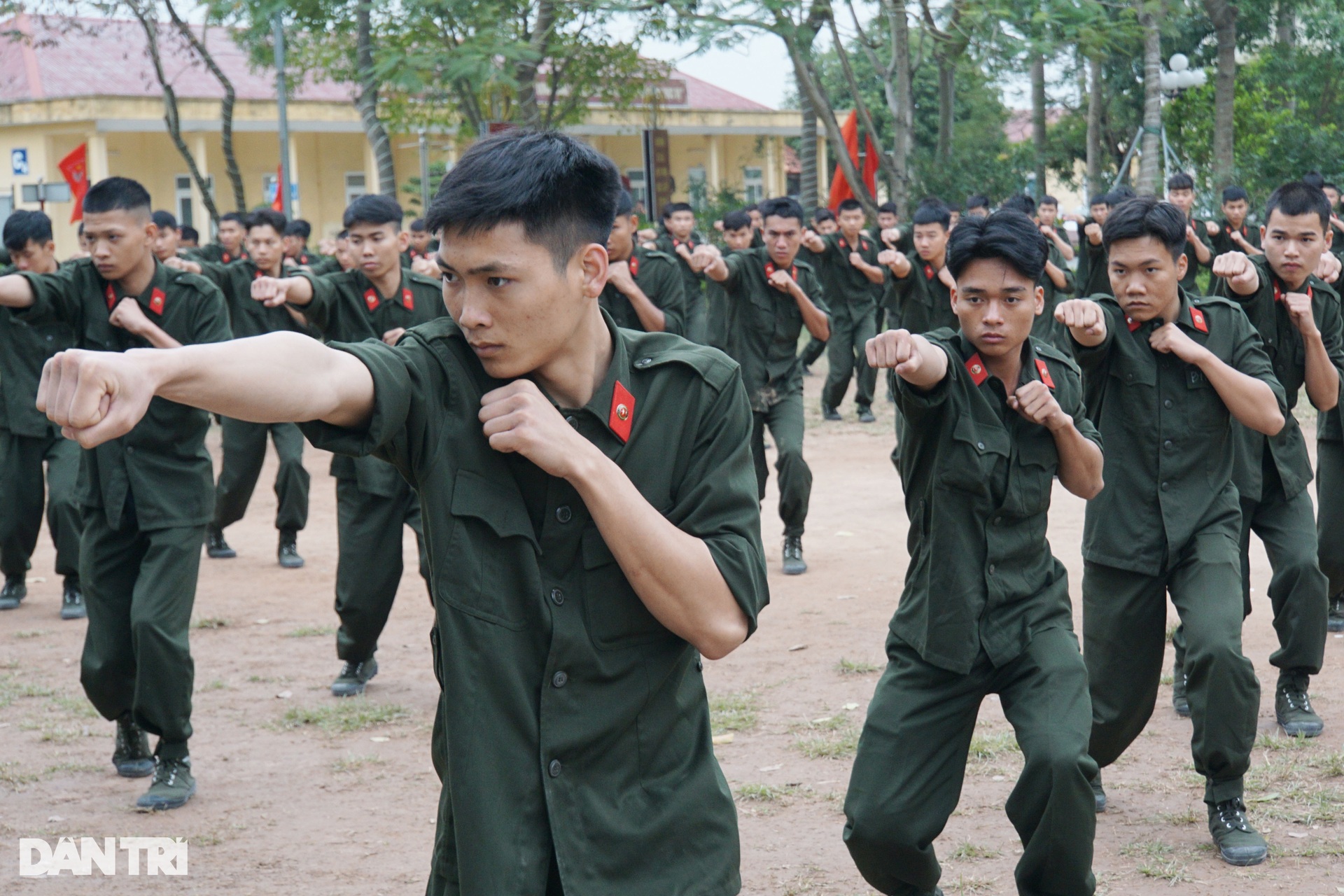 Xem các chiến sĩ Công an nghĩa vụ xắn quần tập điều lệnh - 7 Xem các chiến sĩ Công an nghĩa vụ xắn quần tập điều lệnh - 7