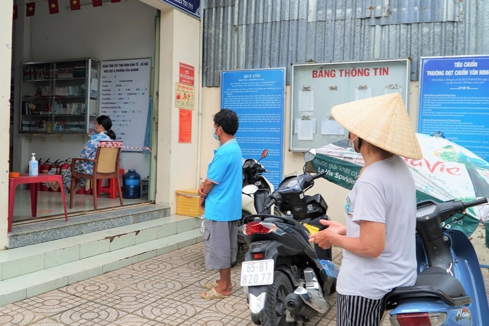 Người bán vé số dạo: Nhận tiền rồi mới thấy mình không bị bỏ rơi - 3 Người bán vé số dạo: Nhận tiền rồi mới thấy mình không bị bỏ rơi - 3