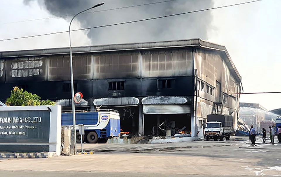 Công ty sản xuất nệm mút tại Bình Dương chìm trong “biển lửa” - 11 Công ty sản xuất nệm mút tại Bình Dương chìm trong “biển lửa” - 11