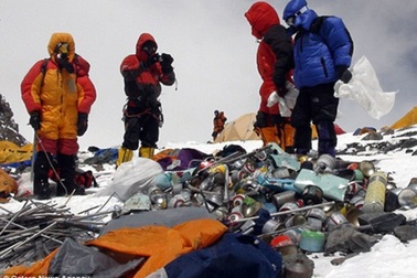 Muốn chinh phục Everest, xin mời... thu gom rác