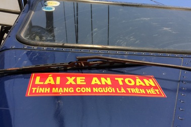 Xe container mang logo “tính mạng con người là trên hết”... cán chết người