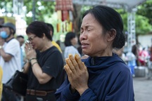 Nghìn người đội mưa, nghẹn ngào cầu siêu cho nạn nhân vụ cháy chung cư mini