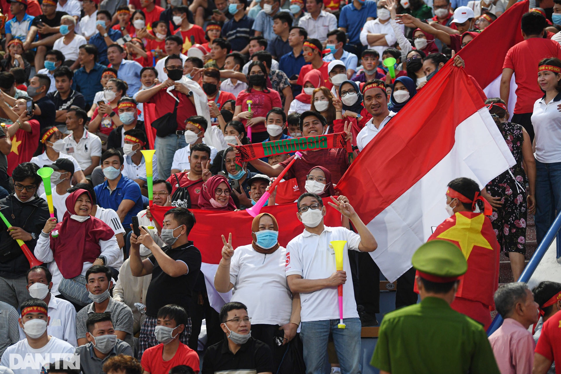 Bất chấp mưa lớn, CĐV phủ kín sân Việt Trì tiếp lửa cho U23 Việt Nam - 2 Bất chấp mưa lớn, CĐV phủ kín sân Việt Trì tiếp lửa cho U23 Việt Nam - 2