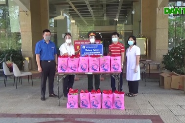 Trao 250 suất quà tới trẻ em bị ảnh hưởng dịch Covid-19