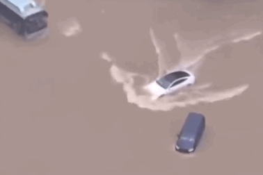 Cư dân mạng "dậy sóng" với các clip xe Tesla lội nước như tàu thủy