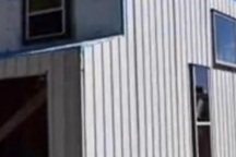 Dắt chó đi chơi, quay về thấy trộm lấy mất cả ngôi nhà