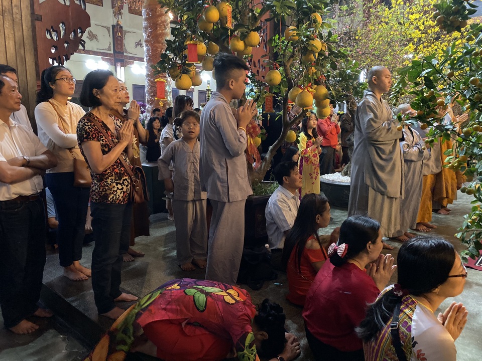 Sau giao thừa, nhiều người đi chùa cầu bình an - 2 Sau giao thừa, nhiều người đi chùa cầu bình an - 2