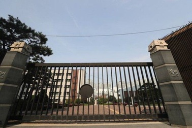 Hàn Quốc: Giáo viên bị bắt vì tiết lộ đề thi cho con gái của mình