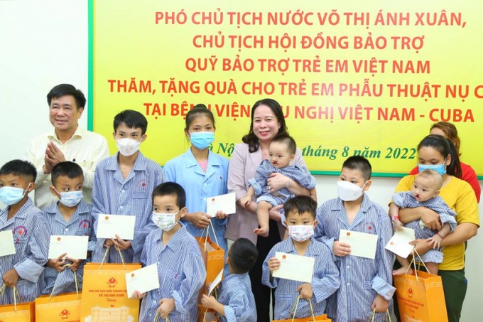 Phó Chủ tịch nước, Chủ tịch Hội đồng Bảo trợ Quỹ Bảo trợ trẻ em Việt Nam Võ Thị Ánh Xuân thăm hỏi, động viên và tặng quà cho trẻ em điều trị và phẫu thuật tại bệnh viện Hữu nghị Việt Nam – Cu Ba (Hà Nội).