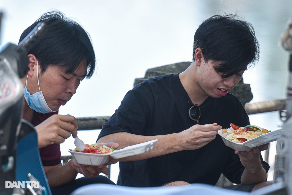 Vỉa hè, ghế đá trở thành... bàn ăn bất đắc dĩ giữa trưa hè nắng cháy da - 8