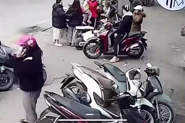 Khoảnh khắc người dân giải cứu bé gái 3 tuổi nghi bị bắt cóc ở Hải Phòng