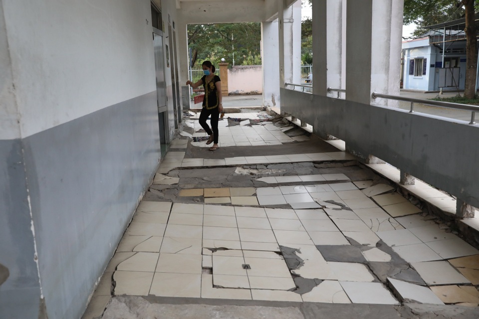 Bệnh viện sụt lún như vừa trải qua động đất - 9