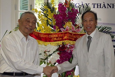 Báo Dân trí đón nhận lẵng hoa chúc mừng của Thủ tướng nhân kỷ niệm 10 năm thành lập