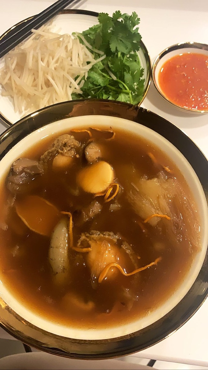 Ngọc Trinh bắt trend ăn bào ngư cực lẹ, order một thố siêu to 2 người vẫn than không hết - Ảnh 2. Ngọc Trinh bắt trend ăn bào ngư cực lẹ, order một thố siêu to 2 người vẫn than không hết - Ảnh 2.