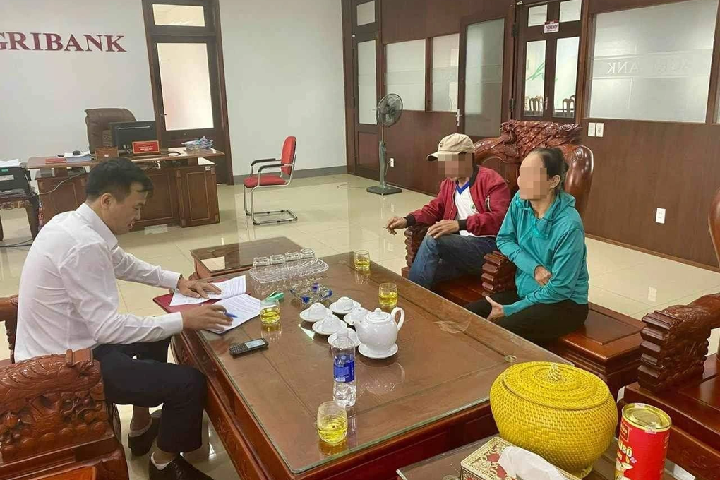Cặp vợ chồng suýt mất nửa tỷ đồng vì sập bẫy công an rởm - 1 Cặp vợ chồng suýt mất nửa tỷ đồng vì sập bẫy công an rởm - 1
