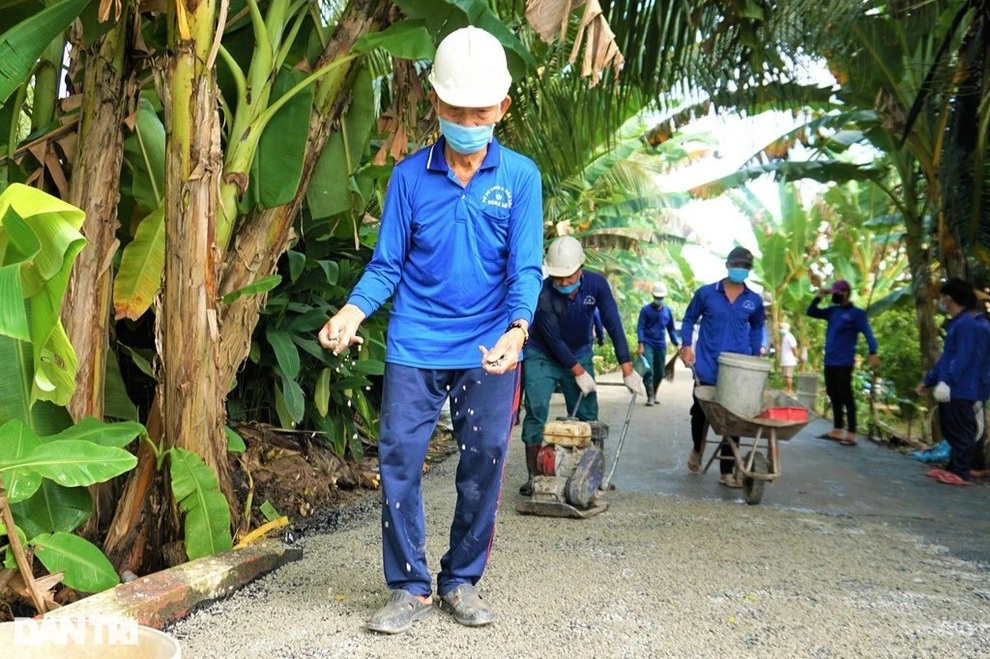 Biệt đội bốn mùa cần mẫn thay áo cho những con đường xuống cấp - 3 Biệt đội bốn mùa cần mẫn thay áo cho những con đường xuống cấp - 3