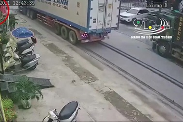 Phanh "cháy đường", container vẫn không tránh được hai người đi xe máy