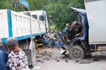 Tài xế kẹt cứng trong cabin biến dạng