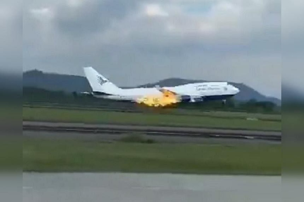 Indonesia: Máy bay Boeing chở 468 người hạ cánh khẩn vì cháy động cơ - 1 Indonesia: Máy bay Boeing chở 468 người hạ cánh khẩn vì cháy động cơ - 1