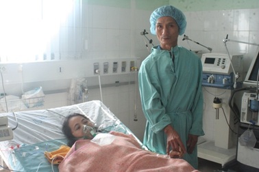 Thương hai vợ chồng sống "ký sinh" trong bệnh viện