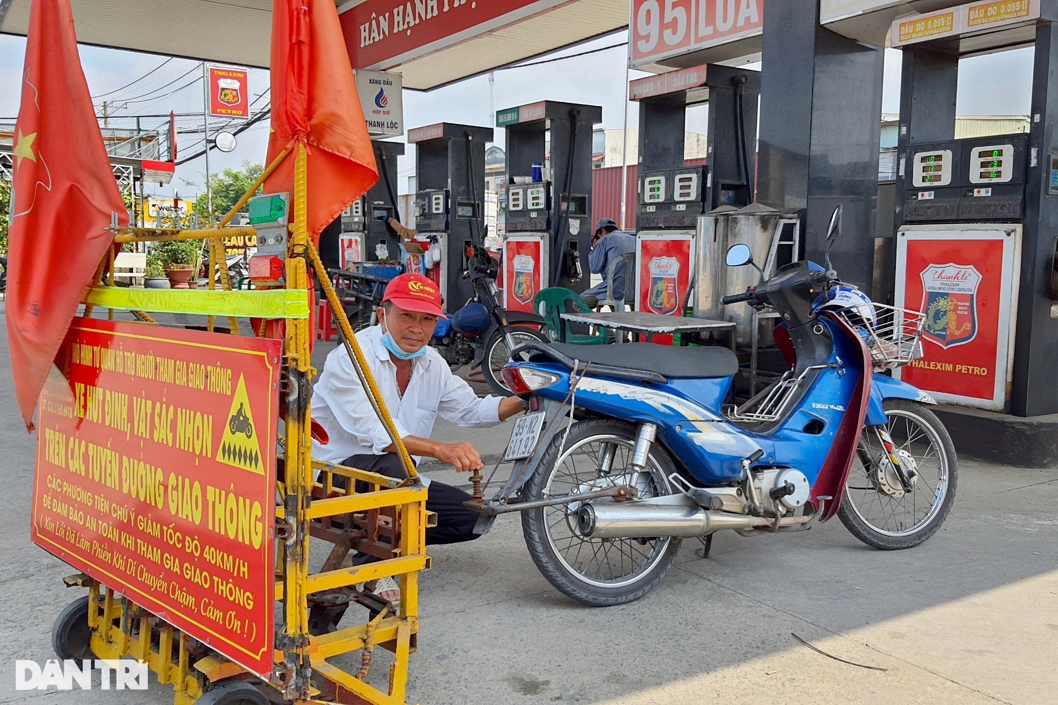 Ba người đàn ông hút đinh miễn phí giúp người dân an toàn những ngày Tết - 9 Ba người đàn ông hút đinh miễn phí giúp người dân an toàn những ngày Tết - 9