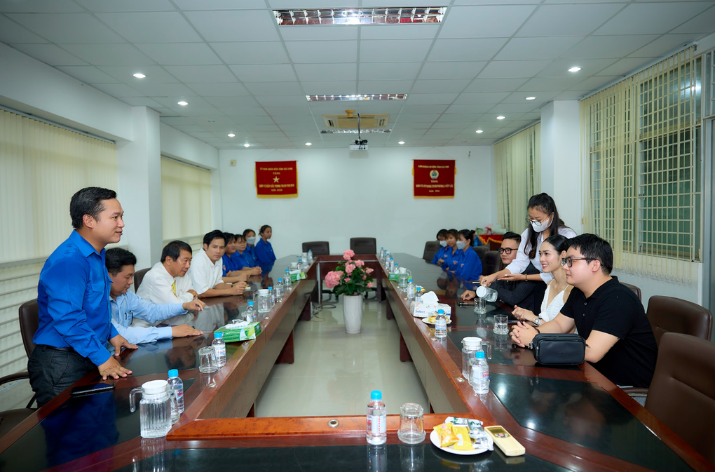 Diệp Bảo Ngọc xuất hiện rạng rỡ tại Đại học Trà Vinh - 2 Diệp Bảo Ngọc xuất hiện rạng rỡ tại Đại học Trà Vinh - 2