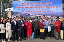Đón đoàn khách Trung Quốc đầu tiên qua cửa khẩu quốc tế Lào Cai