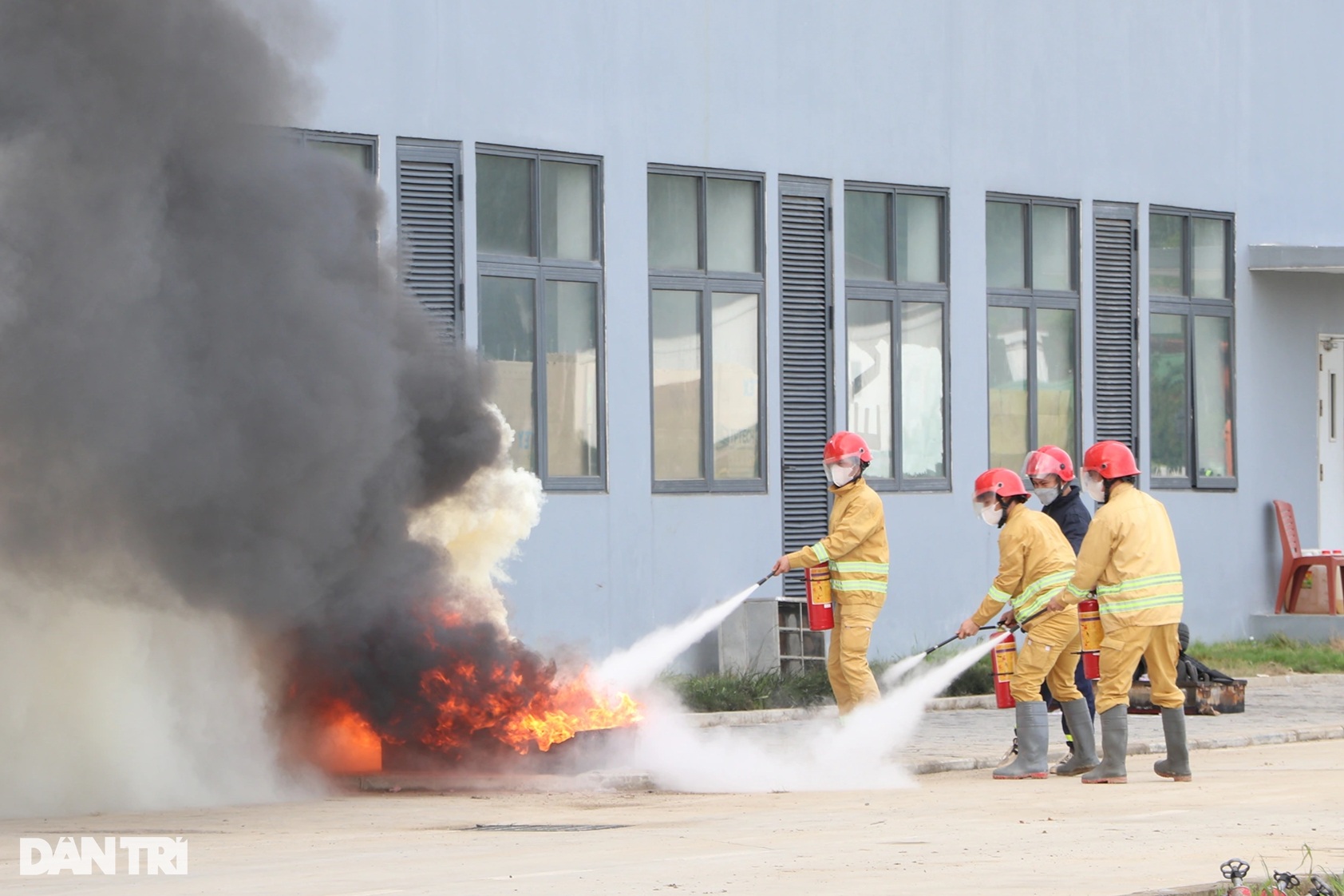 Diễn tập tình huống cháy khu ký túc có 600 công nhân - 3